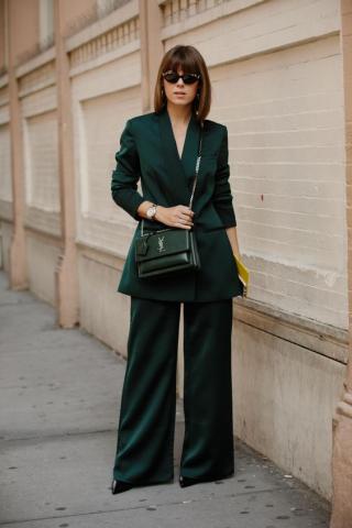 Styling tips για να φορέσεις σωστά το μονόχρωμο κοστούμι Styling tips για να φορέσεις σωστά το μονόχρωμο κοστούμι