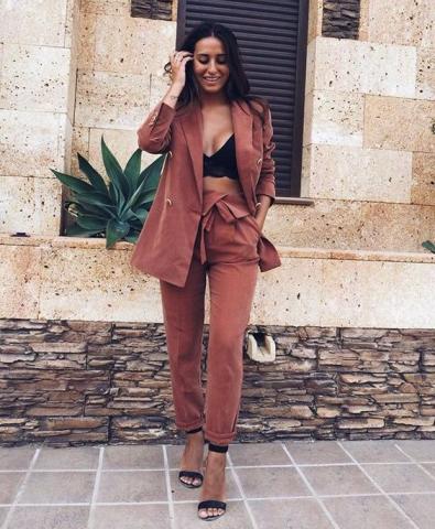 Styling tips για να φορέσεις σωστά το μονόχρωμο κοστούμι Styling tips για να φορέσεις σωστά το μονόχρωμο κοστούμι