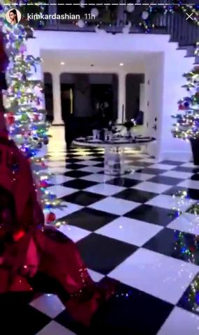 H Kim Kardashian στόλισε για τα Χριστούγεννα και το αποτέλεσμα θυμίζει… Home Alone