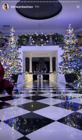 H Kim Kardashian στόλισε για τα Χριστούγεννα και το αποτέλεσμα θυμίζει… Home Alone