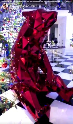H Kim Kardashian στόλισε για τα Χριστούγεννα και το αποτέλεσμα θυμίζει… Home Alone