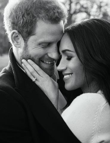 Breaking News: Το παλάτι δημοσίευσε τα επίσημα πορτρέτα αρραβώνων του Harry & της Meghan