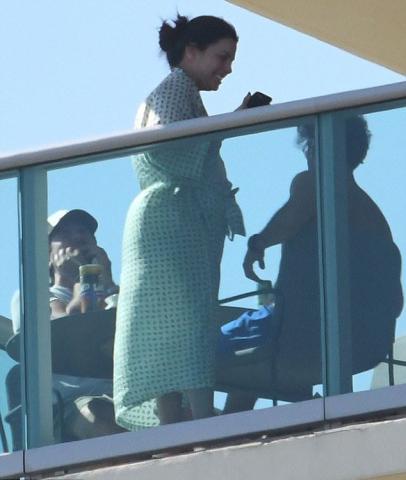 Οι πρώτες φωτογραφίες της εγκύου Eva Longoria (φυσικά με φουσκωμένη κοιλίτσα)