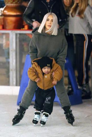 Η Kim Kardashian στο παγοδρόμιο με τα παιδιά της και όχι μόνο