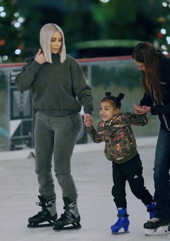 Η Kim Kardashian στο παγοδρόμιο με τα παιδιά της και όχι μόνο