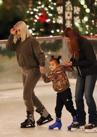 Η Kim Kardashian στο παγοδρόμιο με τα παιδιά της και όχι μόνο