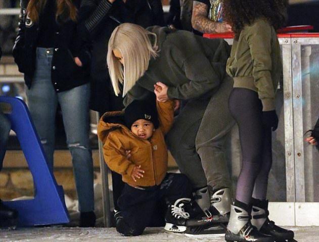 Η Kim Kardashian στο παγοδρόμιο με τα παιδιά της και όχι μόνο