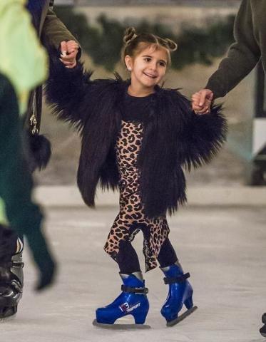 Η Kim Kardashian στο παγοδρόμιο με τα παιδιά της και όχι μόνο