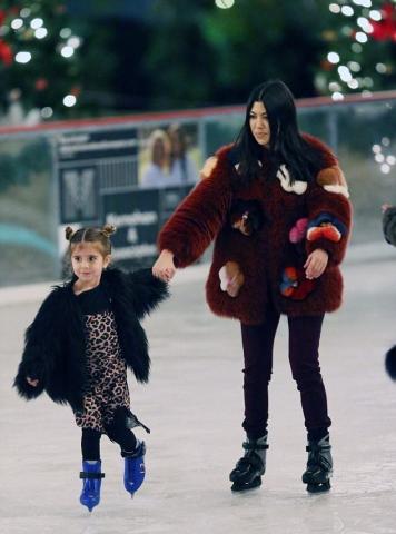 Η Kim Kardashian στο παγοδρόμιο με τα παιδιά της και όχι μόνο