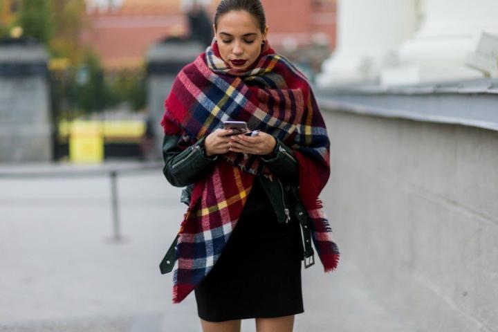Blanket Scarf: Το απαραίτητο χειμερινό αξεσουάρ που θα προσθέσει στιλ στην εμφάνισή σου