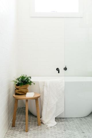 Deco Trend: Το υλικό που επέστρεψε και ντύνει το σπίτι με μοναδικό τρόπο Deco Trend: Το υλικό που επέστρεψε και ντύνει το σπίτι με μοναδικό τρόπο