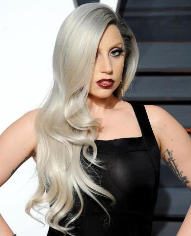 Όταν οι celebrities λένε «ναι» στις περούκες: Θα πίστευες ποτέ ότι αυτά τα μαλλιά είναι πρόσθετα;