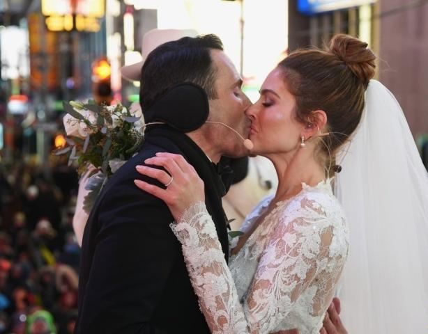 Η Maria Menounos παντρεύτηκε σε live σύνδεση στην Times Square