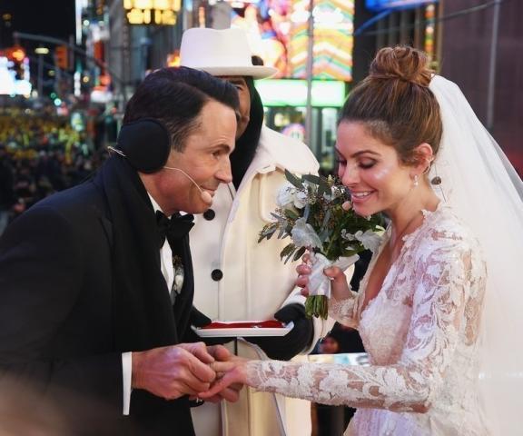 Η Maria Menounos παντρεύτηκε σε live σύνδεση στην Times Square