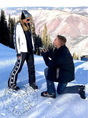 Η Paris Hilton αρραβωνιάστηκε αυθόρμητα στα χιόνια Η Paris Hilton αρραβωνιάστηκε αυθόρμητα στα χιόνια