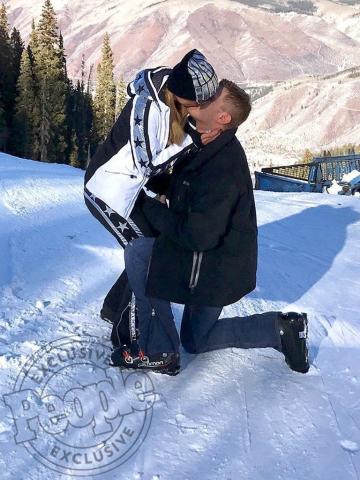 Η Paris Hilton αρραβωνιάστηκε αυθόρμητα στα χιόνια Η Paris Hilton αρραβωνιάστηκε αυθόρμητα στα χιόνια