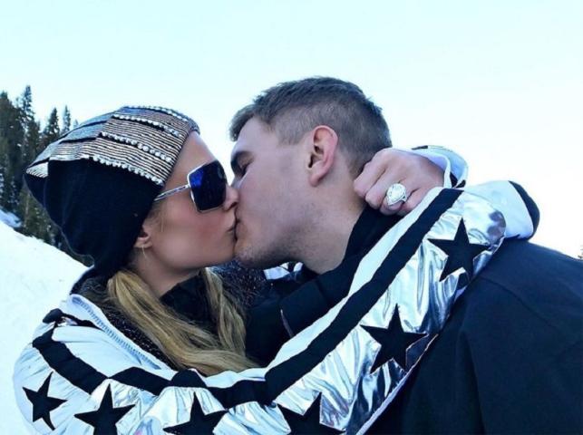 Η Paris Hilton αρραβωνιάστηκε αυθόρμητα στα χιόνια Η Paris Hilton αρραβωνιάστηκε αυθόρμητα στα χιόνια