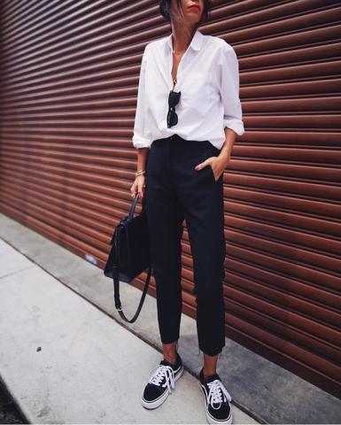 9+1 μοναδικοί τρόποι να φορέσεις το λευκό πουκάμισο στο γραφείο 9+1 μοναδικοί τρόποι να φορέσεις το λευκό πουκάμισο στο γραφείο