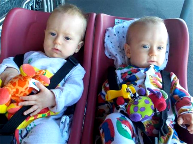 Διδυμάκια ξεγέλασαν τον θάνατο μέσα στη μήτρα της μαμάς τους με τον πιο γλυκό τρόπο