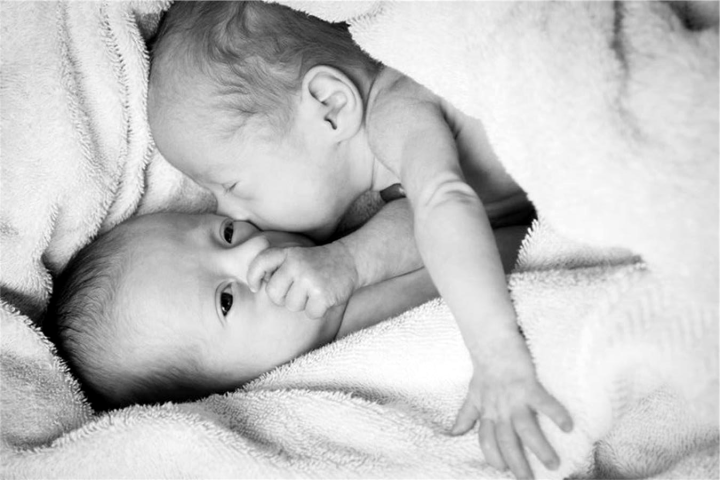 Διδυμάκια ξεγέλασαν τον θάνατο μέσα στη μήτρα της μαμάς τους με τον πιο γλυκό τρόπο