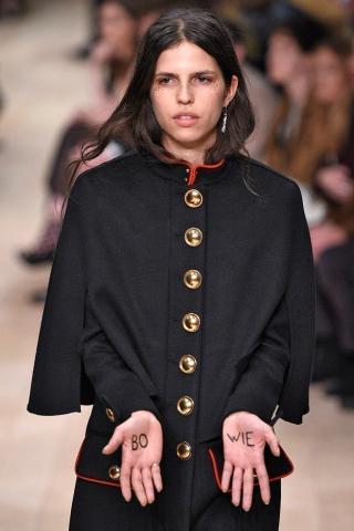 Η επιρροή του David Bowie στη μόδα είναι ένα αστρικό ταξίδι