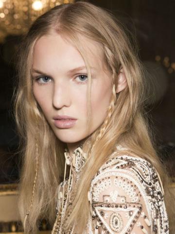 Blonde highlights: Η τάση στα μαλλιά που θα λατρέψεις κι αυτή τη χρονιά Blonde highlights: Η τάση στα μαλλιά που θα λατρέψεις κι αυτή τη χρονιά