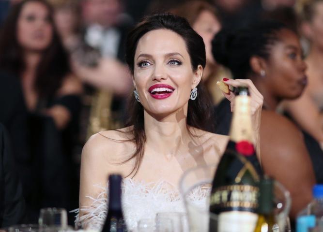 Critics’ Choice Awards: Η εμφάνιση της Angelina Jolie παραήταν extra small