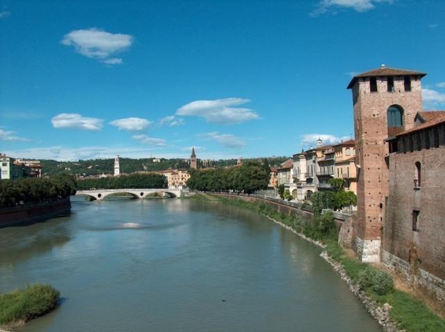 Βερόνα: Η πόλη του έρωτα που σε περιμένει το μπαλκόνι της Ιουλιέτας Βερόνα: Η πόλη του έρωτα που σε περιμένει το μπαλκόνι της Ιουλιέτας