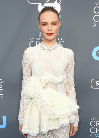 Το χτένισμα που κυριαρχεί στα κόκκινα χαλιά και μπορείς να κάνεις μόνη σου Το χτένισμα που κυριαρχεί στα κόκκινα χαλιά και μπορείς να κάνεις μόνη σου