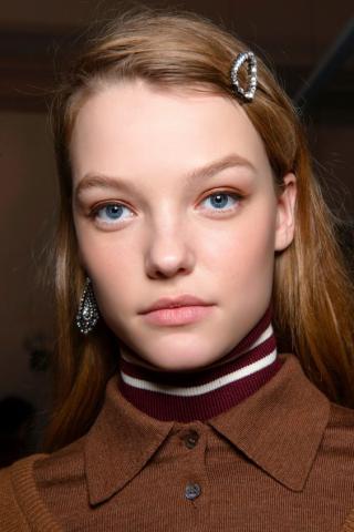 Το πιο διακριτικό αξεσουάρ μαλλιών που θα αναβαθμίσει το hairstyle σου Το πιο διακριτικό αξεσουάρ μαλλιών που θα αναβαθμίσει το hairstyle σου