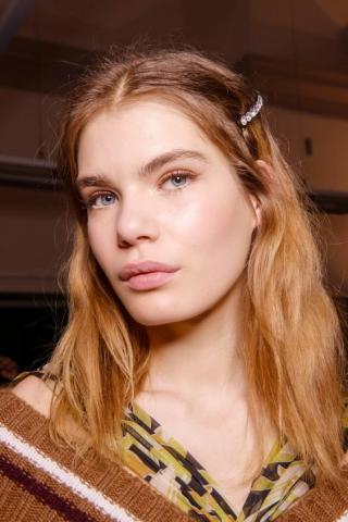 Το πιο διακριτικό αξεσουάρ μαλλιών που θα αναβαθμίσει το hairstyle σου Το πιο διακριτικό αξεσουάρ μαλλιών που θα αναβαθμίσει το hairstyle σου