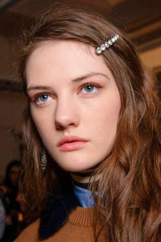 Το πιο διακριτικό αξεσουάρ μαλλιών που θα αναβαθμίσει το hairstyle σου Το πιο διακριτικό αξεσουάρ μαλλιών που θα αναβαθμίσει το hairstyle σου