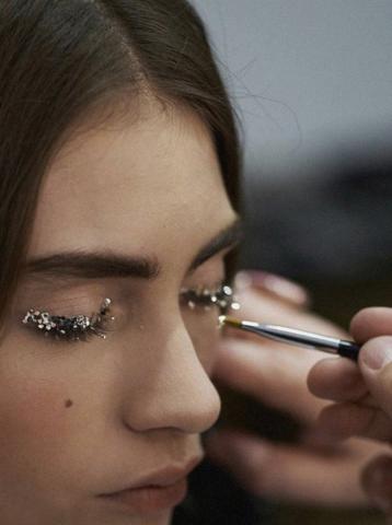 Beauty inspo: H ανανεωμένη εκδοχή του glitter για το 2018