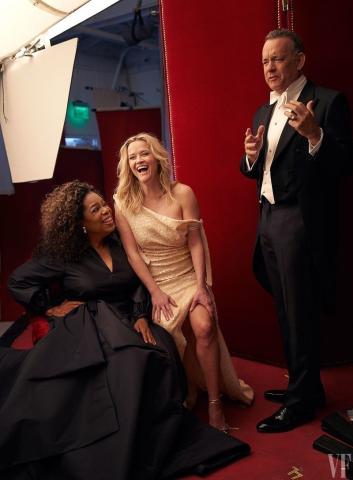Vanity Fair: Η γκάφα του Photoshop έβγαλε την Oprah με 3 χέρια και τη Witherspoon με 3 πόδια! Vanity Fair: Η γκάφα του Photoshop έβγαλε την Oprah με 3 χέρια και τη Witherspoon με 3 πόδια!
