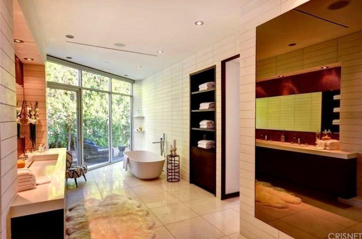 Hugh Hefner: Δείτε την 5 εκατομμυρίων βίλα που άφησε στην 31 ετών χήρα του