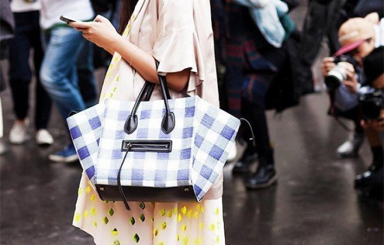 9+1 Street Style Looks που θα σε κάνουν να αγαπήσεις το Gingham Style 9+1 Street Style Looks που θα σε κάνουν να αγαπήσεις το Gingham Style
