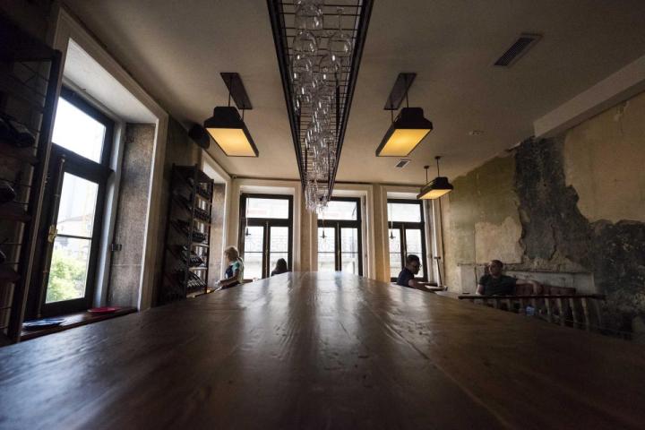 Πόρτο: Ποιος μπορεί να πει όχι σε ένα ποτήρι κρασί με θέα τον ποταμό Douro; Πόρτο: Ποιος μπορεί να πει όχι σε ένα ποτήρι κρασί με θέα τον ποταμό Douro;