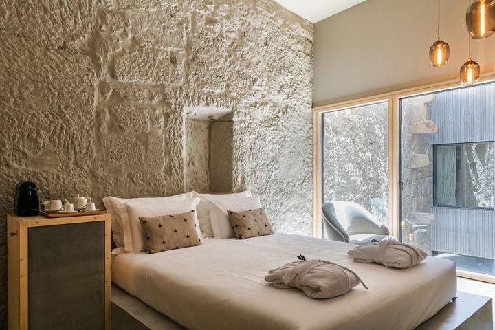 Πόρτο: Ποιος μπορεί να πει όχι σε ένα ποτήρι κρασί με θέα τον ποταμό Douro; Πόρτο: Ποιος μπορεί να πει όχι σε ένα ποτήρι κρασί με θέα τον ποταμό Douro;