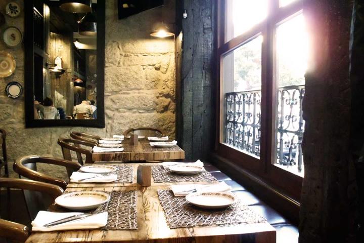 Πόρτο: Ποιος μπορεί να πει όχι σε ένα ποτήρι κρασί με θέα τον ποταμό Douro; Πόρτο: Ποιος μπορεί να πει όχι σε ένα ποτήρι κρασί με θέα τον ποταμό Douro;