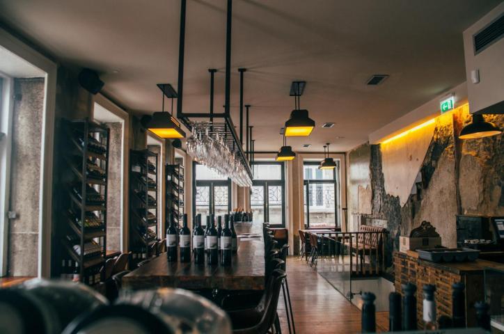 Πόρτο: Ποιος μπορεί να πει όχι σε ένα ποτήρι κρασί με θέα τον ποταμό Douro; Πόρτο: Ποιος μπορεί να πει όχι σε ένα ποτήρι κρασί με θέα τον ποταμό Douro;