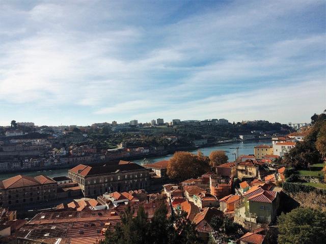 Πόρτο: Ποιος μπορεί να πει όχι σε ένα ποτήρι κρασί με θέα τον ποταμό Douro; Πόρτο: Ποιος μπορεί να πει όχι σε ένα ποτήρι κρασί με θέα τον ποταμό Douro;