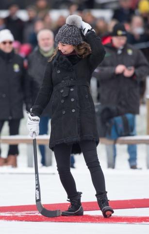 Η έγκυος Kate Middleton δεν κολλάει πουθενά - Έπαιξε χόκεϊ επί πάγου