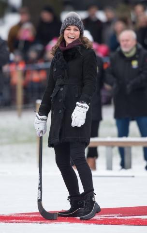 Η έγκυος Kate Middleton δεν κολλάει πουθενά - Έπαιξε χόκεϊ επί πάγου