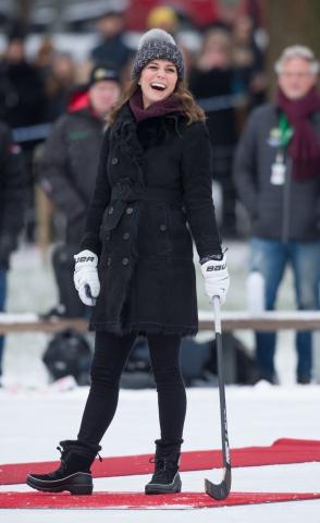 Η έγκυος Kate Middleton δεν κολλάει πουθενά - Έπαιξε χόκεϊ επί πάγου