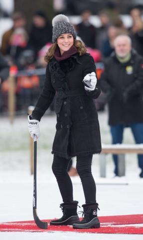 Η έγκυος Kate Middleton δεν κολλάει πουθενά - Έπαιξε χόκεϊ επί πάγου