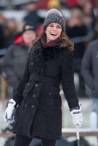 Η έγκυος Kate Middleton δεν κολλάει πουθενά - Έπαιξε χόκεϊ επί πάγου