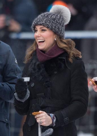 Η έγκυος Kate Middleton δεν κολλάει πουθενά - Έπαιξε χόκεϊ επί πάγου