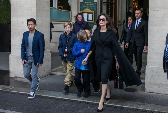 Angelina Jolie: Πανδαιμόνιο στο Παρίσι με την εμφάνισή της 