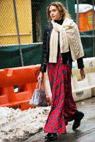 Το styling trick που θα κάνει το πουλόβερ σου να δείχνει πιο cool από ποτέ