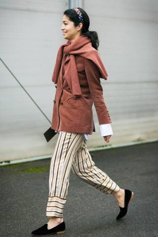 Το styling trick που θα κάνει το πουλόβερ σου να δείχνει πιο cool από ποτέ